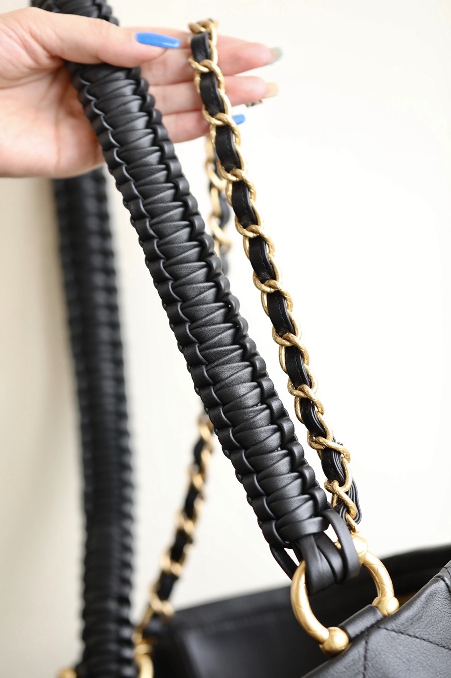 小香 23A 編織肩帶嬉皮包 黑色_6