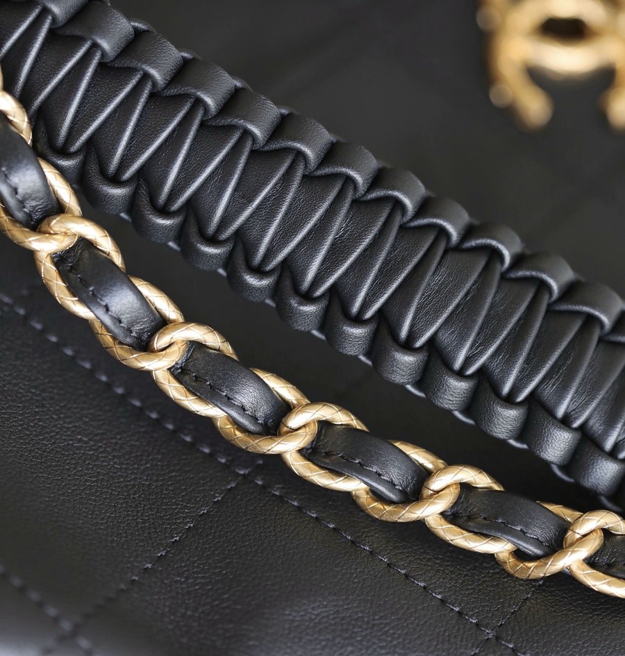 小香 23A 編織肩帶嬉皮包 黑色_13