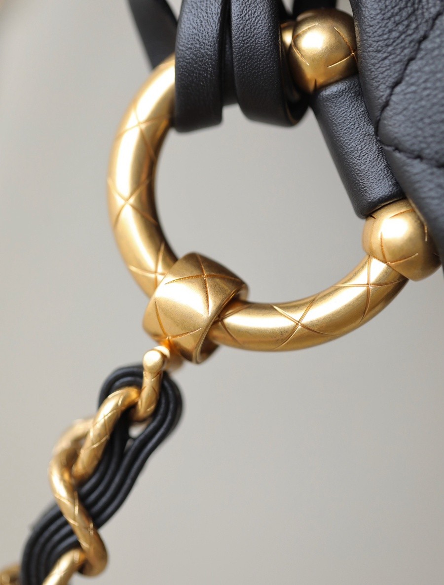 小香 23A 編織肩帶嬉皮包 黑色_15