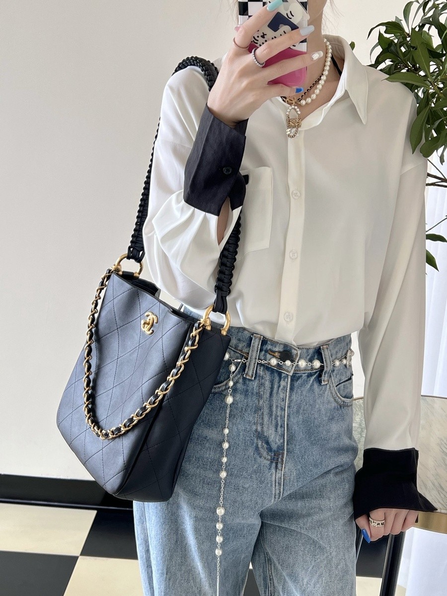 小香 23A 編織肩帶嬉皮包 黑色_18