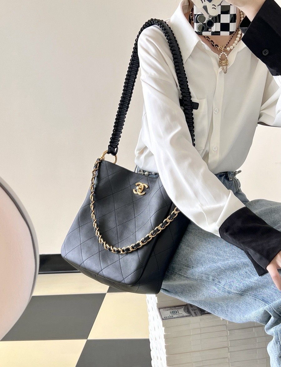 小香 23A 編織肩帶嬉皮包 黑色_19