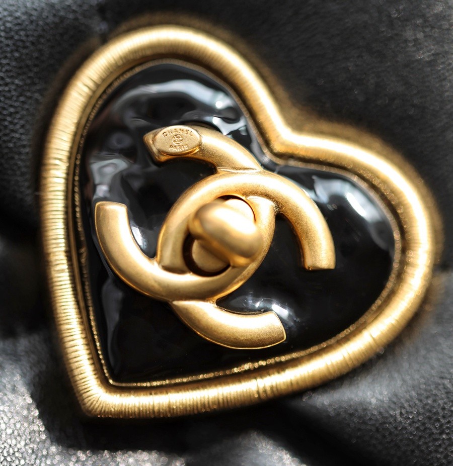 小香 23S春夏系列 愛心琺瑯扣大mini 黑色_7