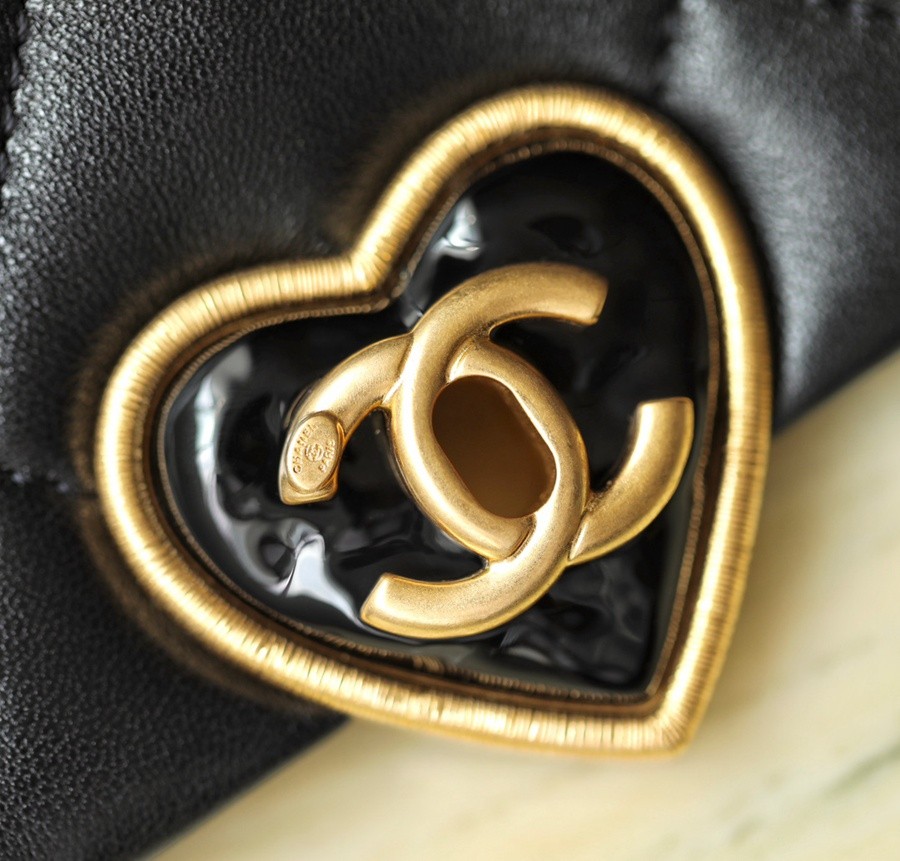 小香 23S春夏系列 愛心琺瑯扣大mini 黑色_10