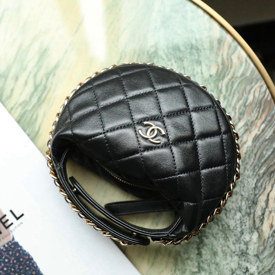 小香 23C早春 Pouch圓圈鏈條手拿包 黑色_2