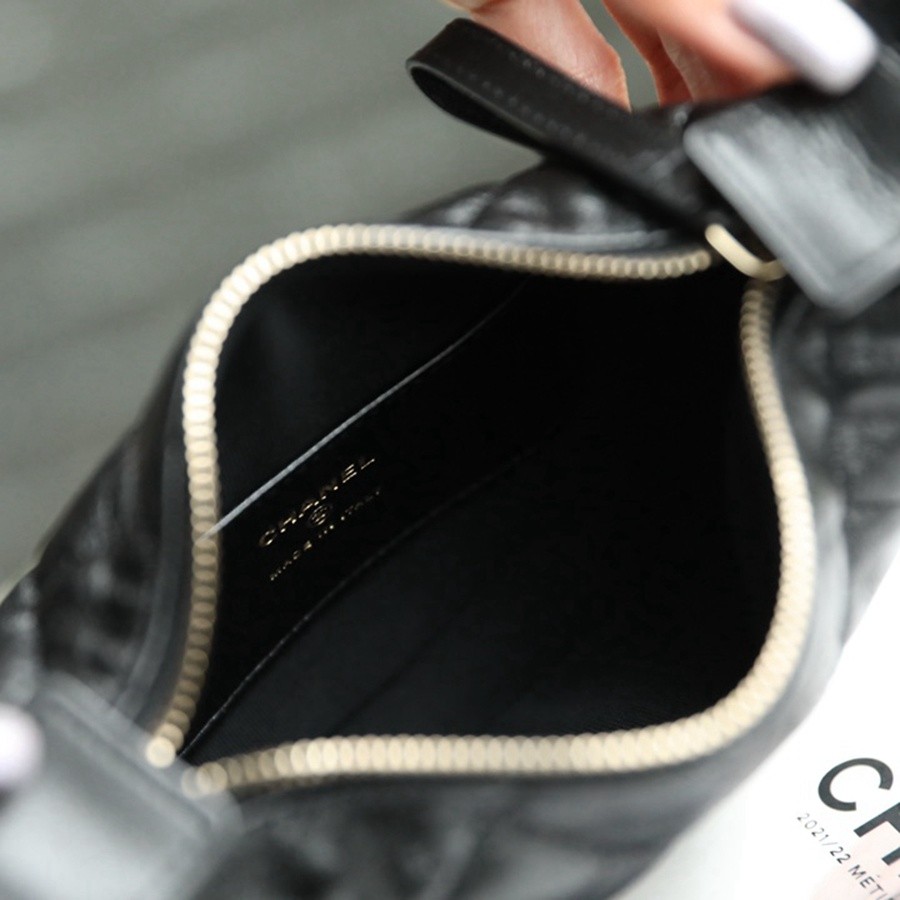 小香 23C早春 Pouch圓圈鏈條手拿包 黑色_5