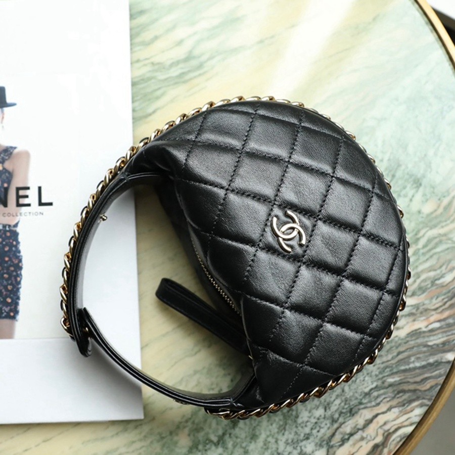 小香 23C早春 Pouch圓圈鏈條手拿包 黑色_3