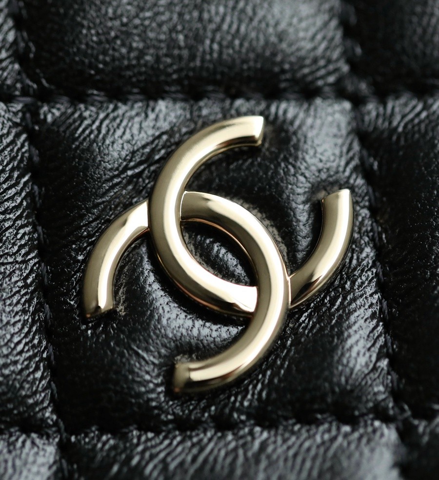 小香 23C早春 Pouch圓圈鏈條手拿包 黑色_7