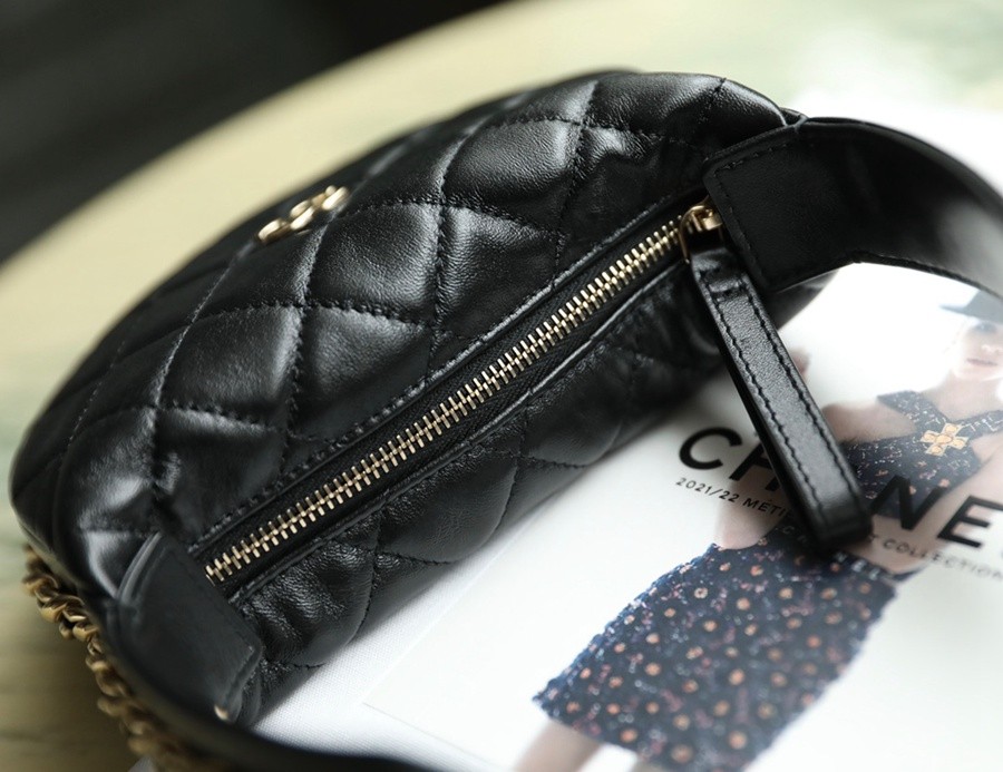 小香 23C早春 Pouch圓圈鏈條手拿包 黑色_9