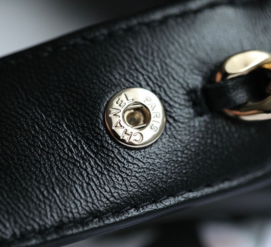 小香 23C早春 Pouch圓圈鏈條手拿包 黑色_11