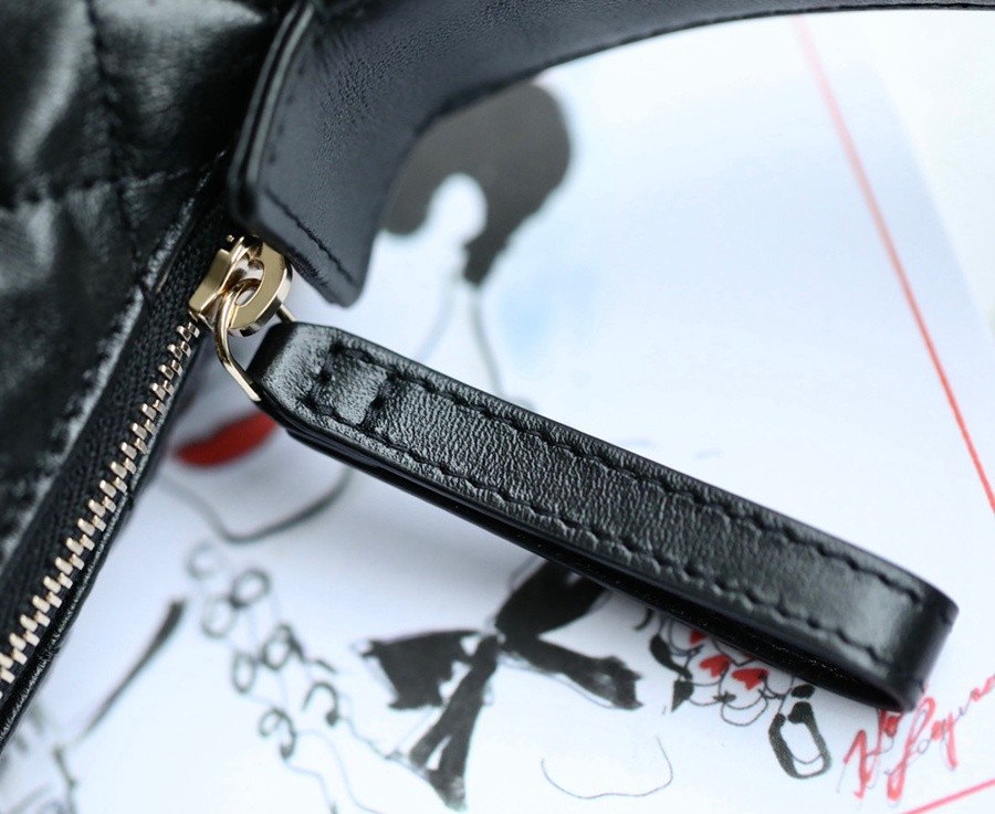 小香 23C早春 Pouch圓圈鏈條手拿包 黑色_10