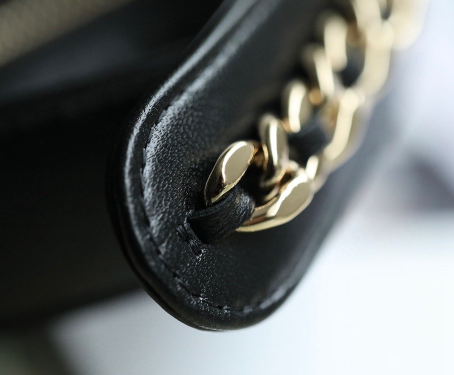 小香 23C早春 Pouch圓圈鏈條手拿包 黑色_13