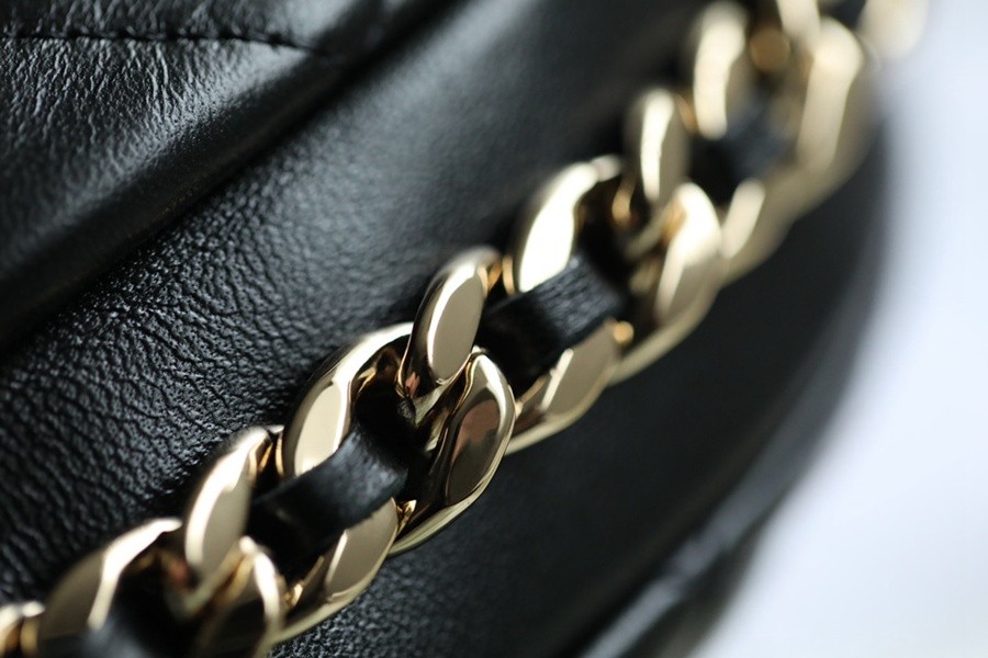 小香 23C早春 Pouch圓圈鏈條手拿包 黑色_12