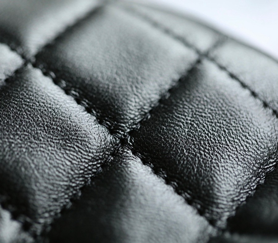 小香 23C早春 Pouch圓圈鏈條手拿包 黑色_14