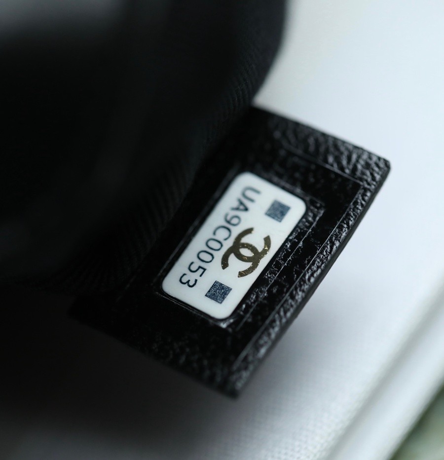 小香 23C早春 Pouch圓圈鏈條手拿包 黑色_17