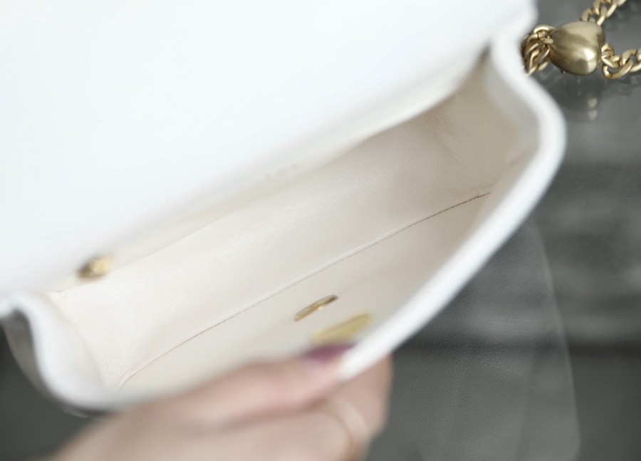 退貨商品無無包裝 小香 23P系列 愛心扣口蓋包 白色中號_7