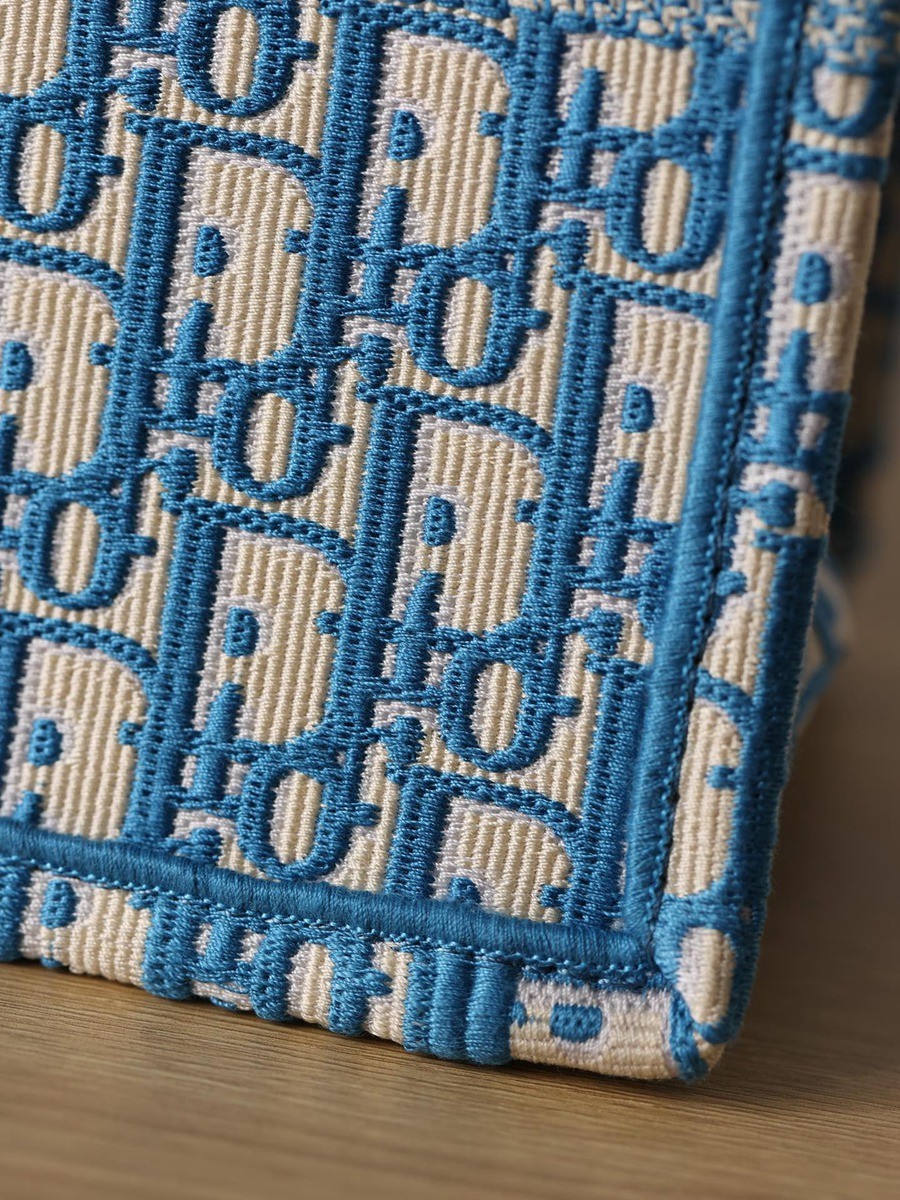 中號BOOK TOTE 手袋矢車菊藍 Oblique 印花_10