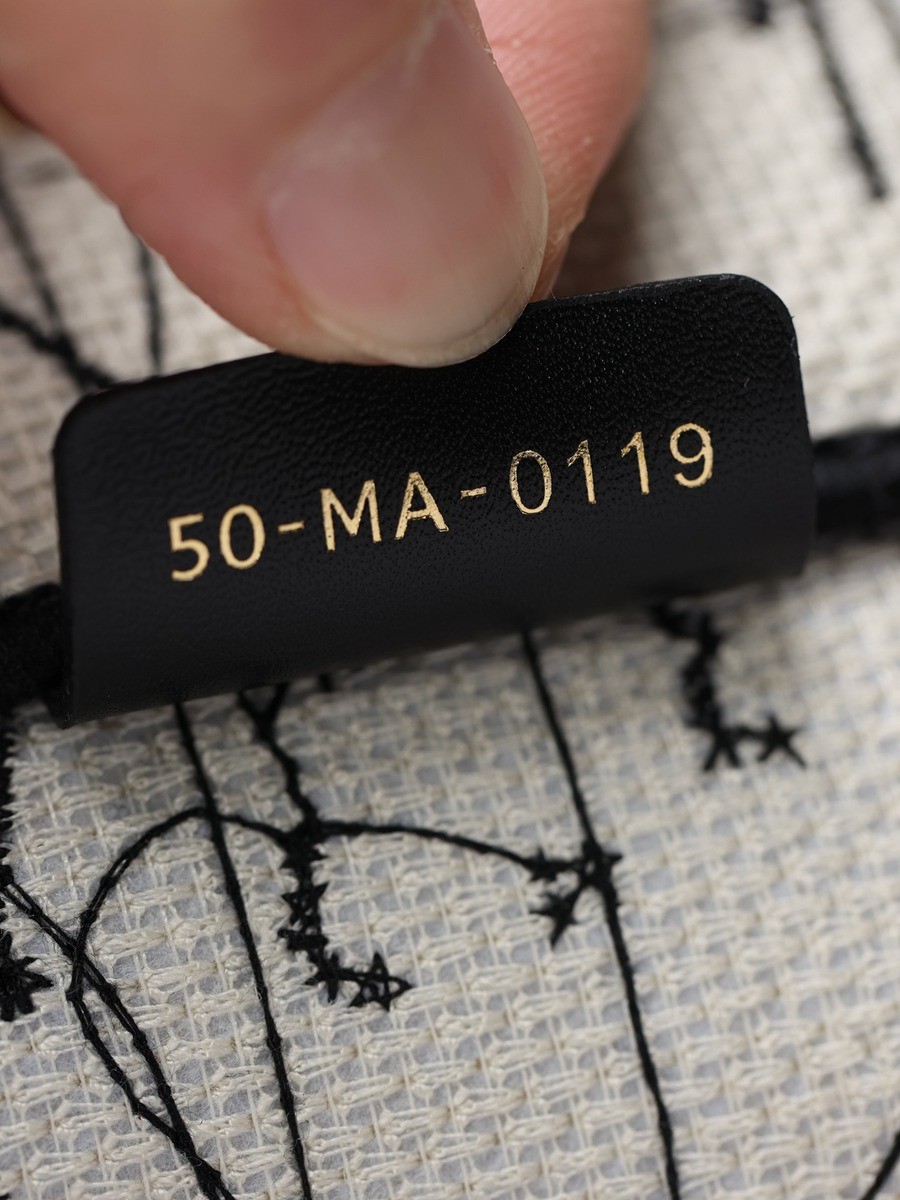 中號 BOOK TOTE 手袋奶白色和黑色 Dior Zodiac 刺繡_11