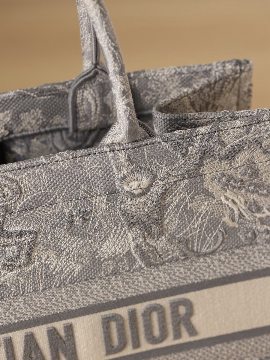 中號BOOK TOTE 手袋灰色刺繡 Reverse 茹伊印花_10