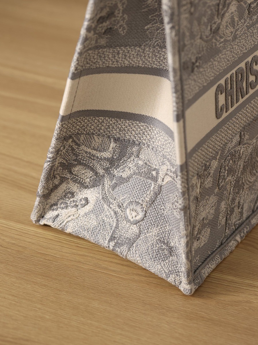 中號BOOK TOTE 手袋灰色刺繡 Reverse 茹伊印花_9