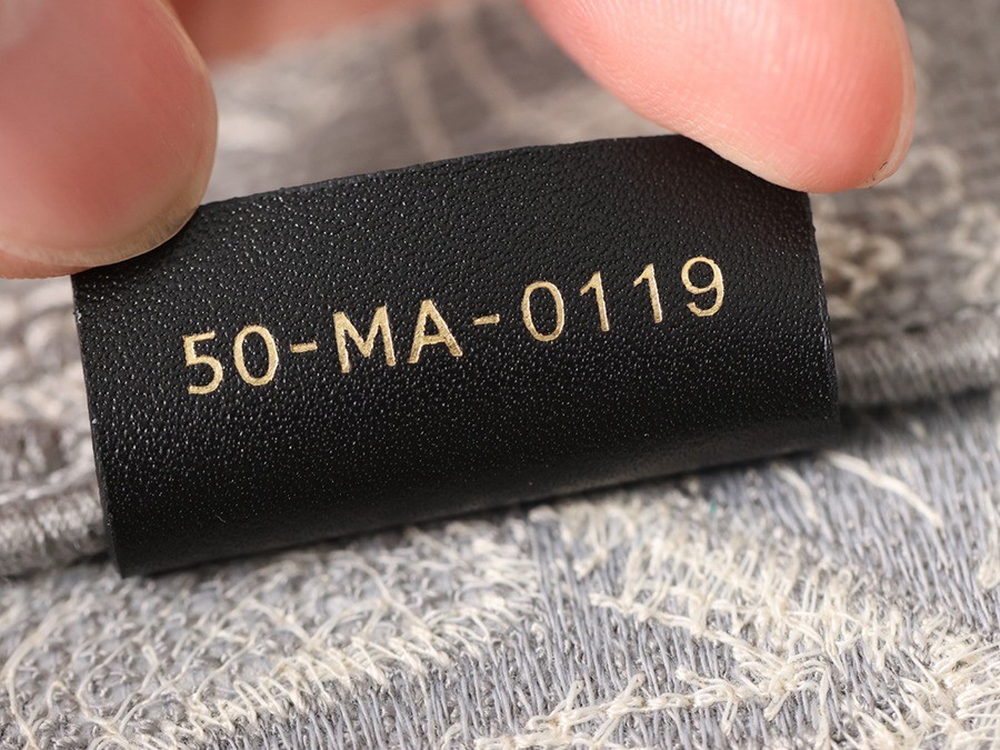 中號BOOK TOTE 手袋灰色刺繡 Reverse 茹伊印花_13