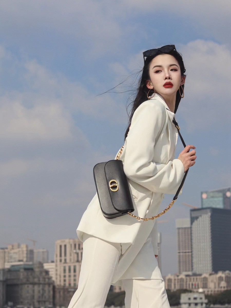 30 MONTAIGNE AVENUE 手袋黑色光面牛皮革_23