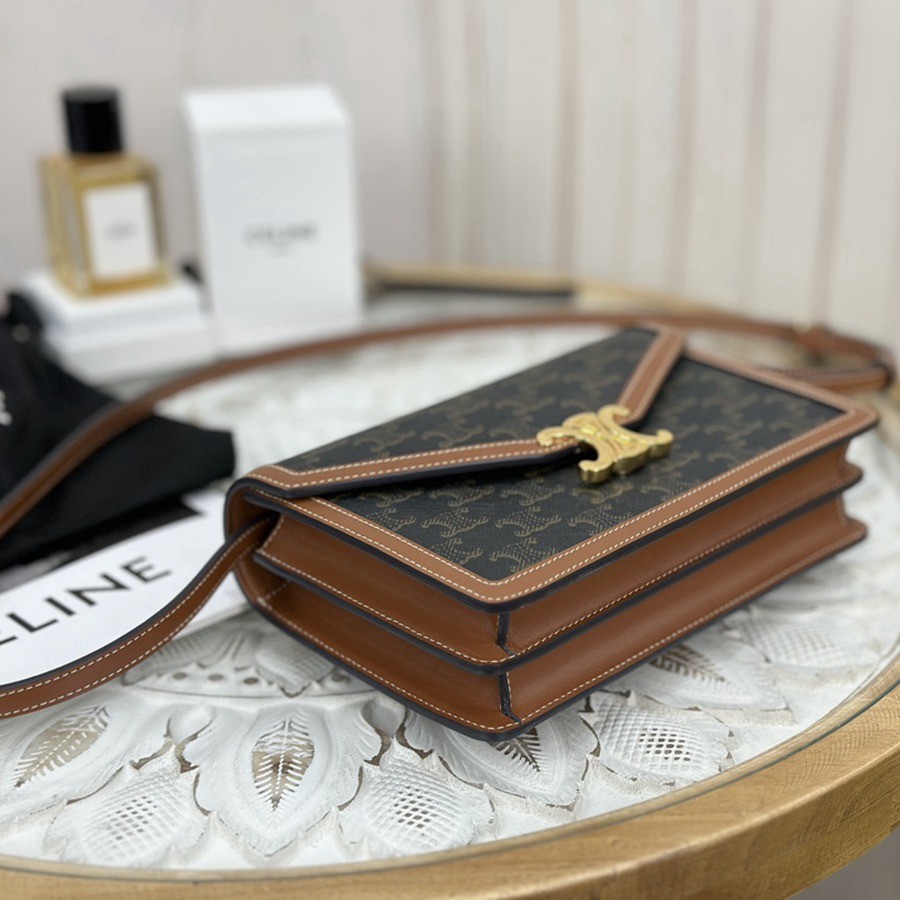 Celine enveloppe triomphe牛皮革信封包_4