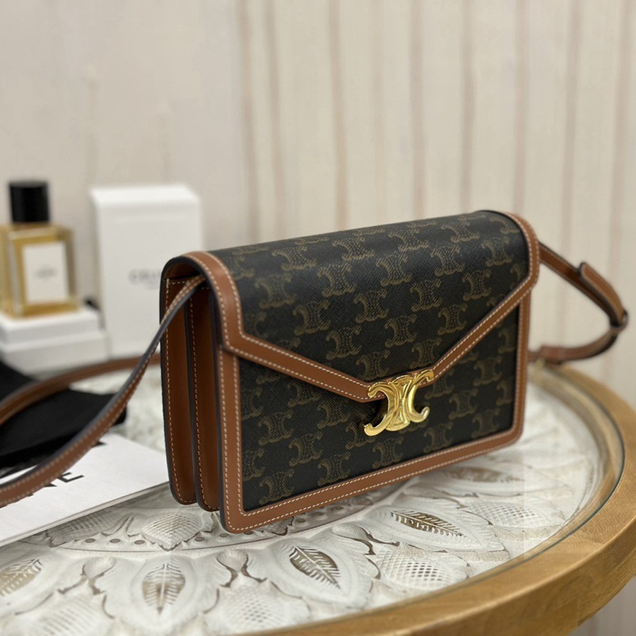 Celine enveloppe triomphe牛皮革信封包_3