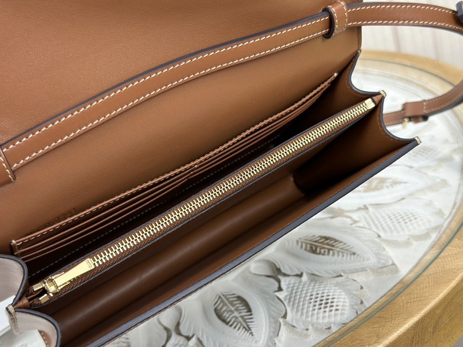 Celine enveloppe triomphe牛皮革信封包_5