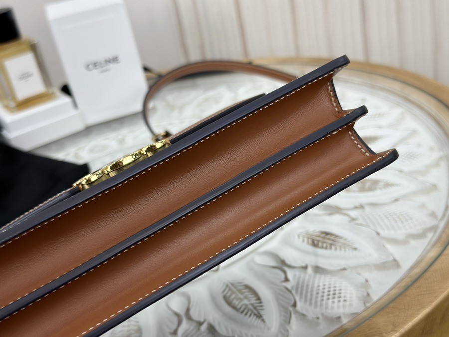 Celine enveloppe triomphe牛皮革信封包_6