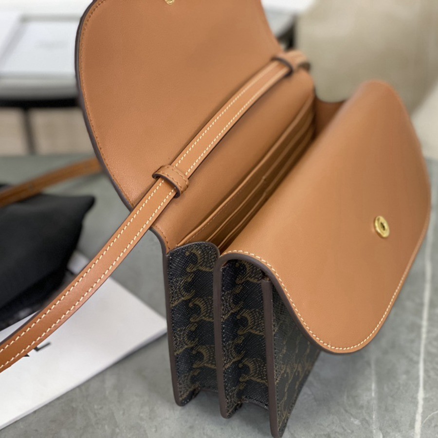 celine經典WOC老花黑_5