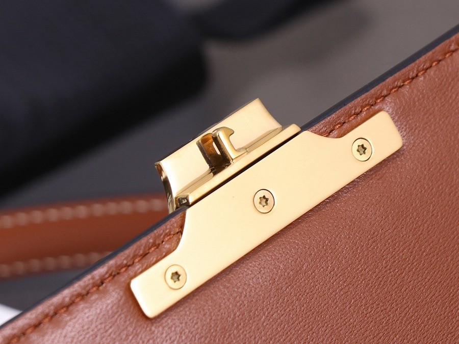 CELINE Triomphe 凱旋門腋下包_11