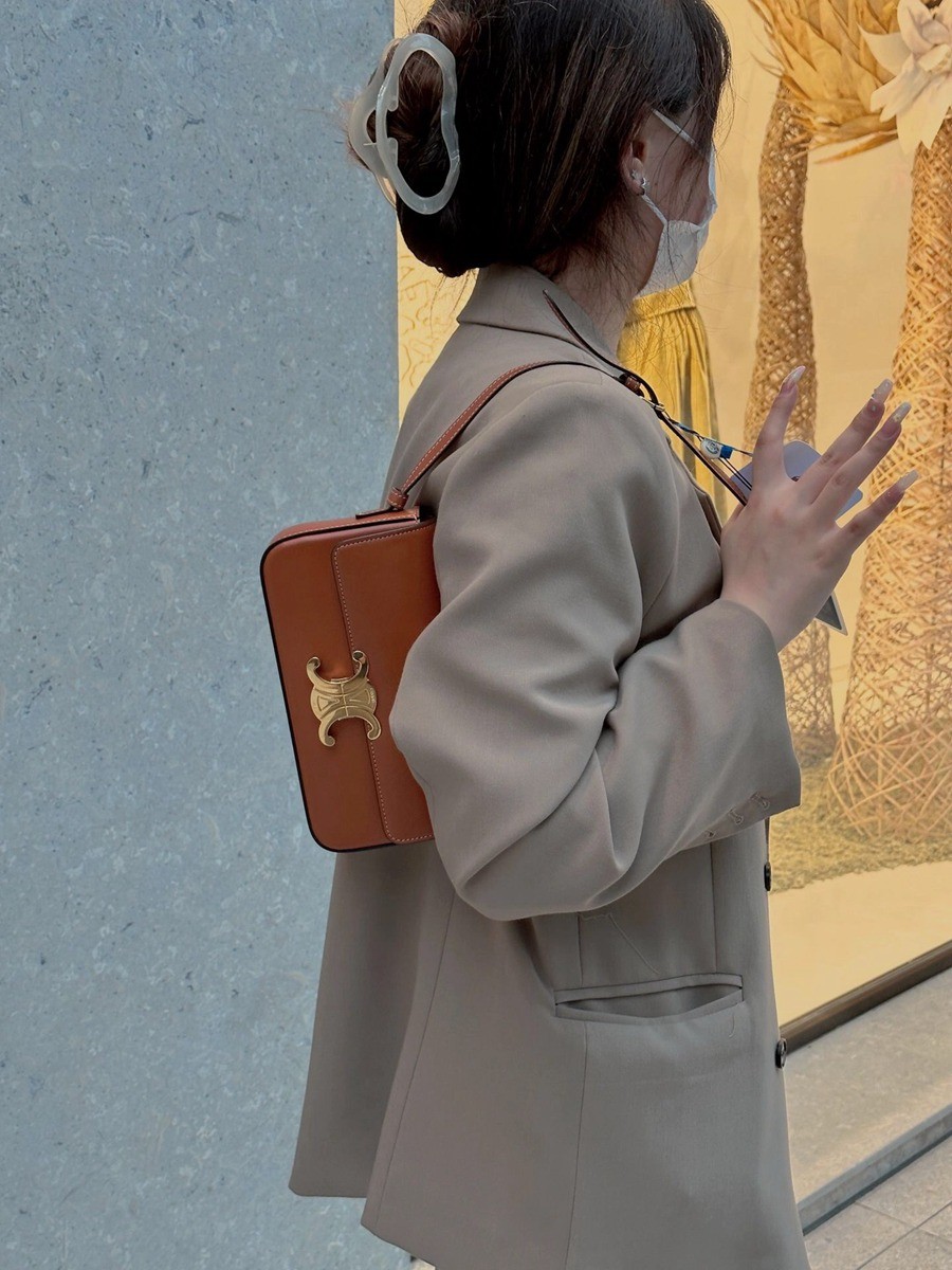 CELINE Triomphe 凱旋門腋下包_19