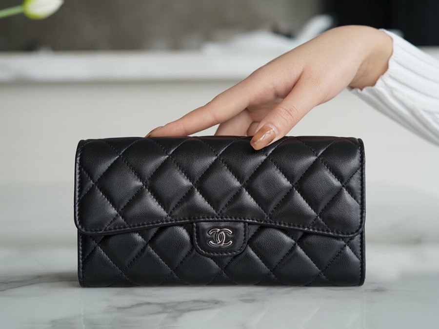 「Classic Flap」經典兩折長夾 黑羊銀_1