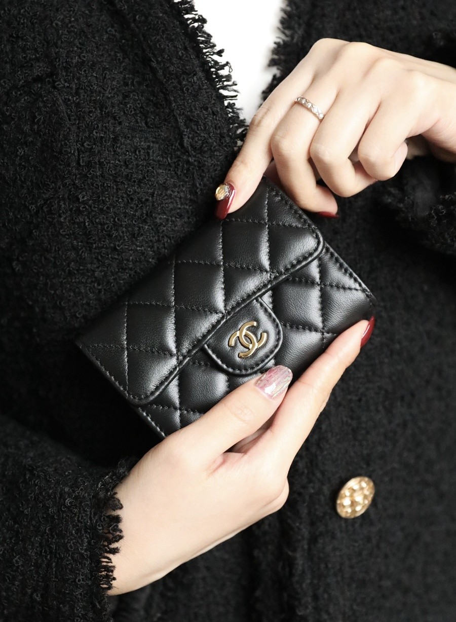 小香 Classic 翻蓋零錢包羊皮 黑金_5