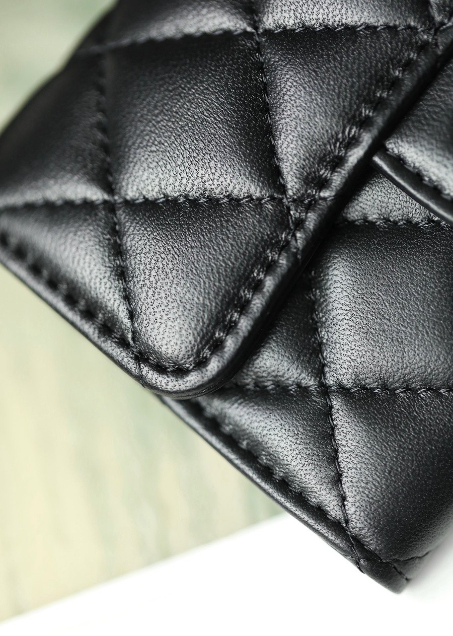 小香 Classic 翻蓋零錢包 羊皮 黑銀_3