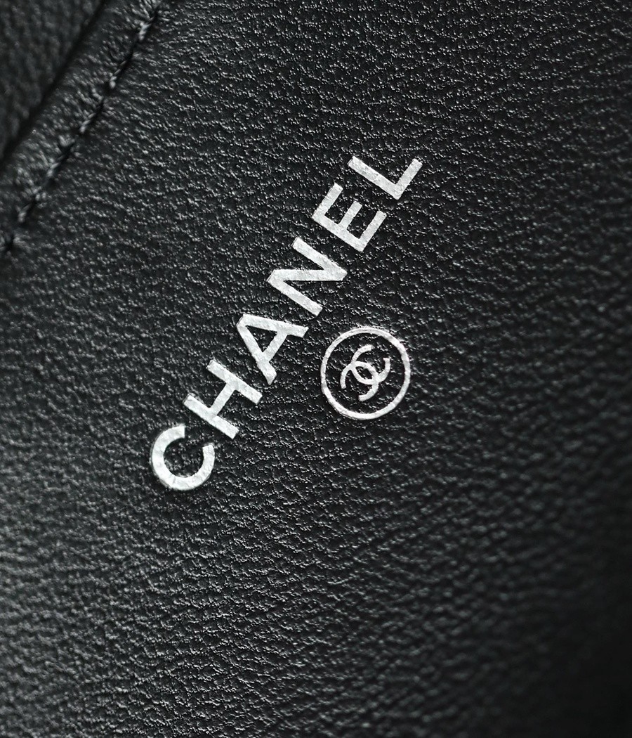 小香 Classic 翻蓋零錢包 羊皮 黑銀_10