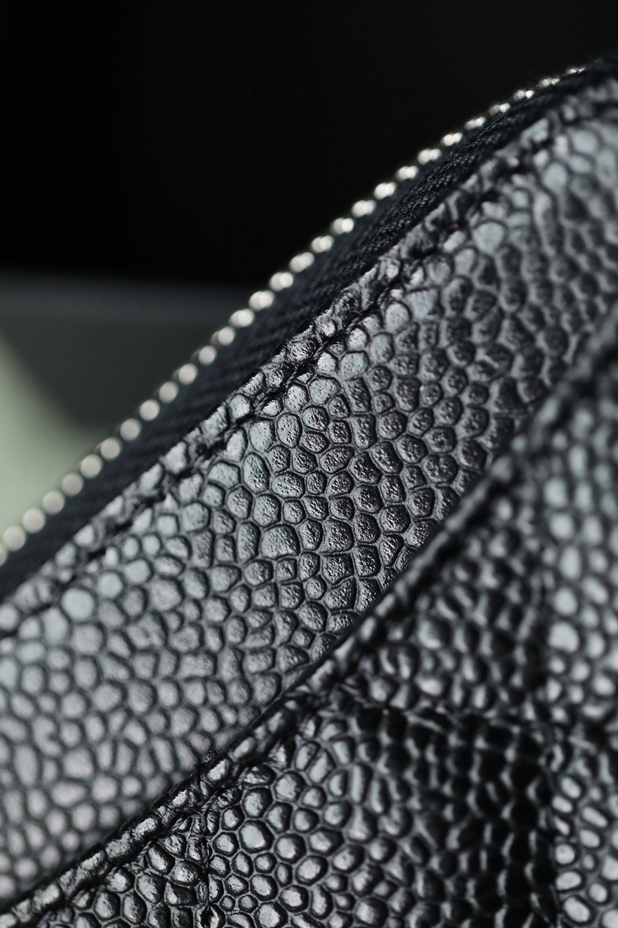 小香 Classic 經典拉鏈零錢包魚子醬黑銀_7