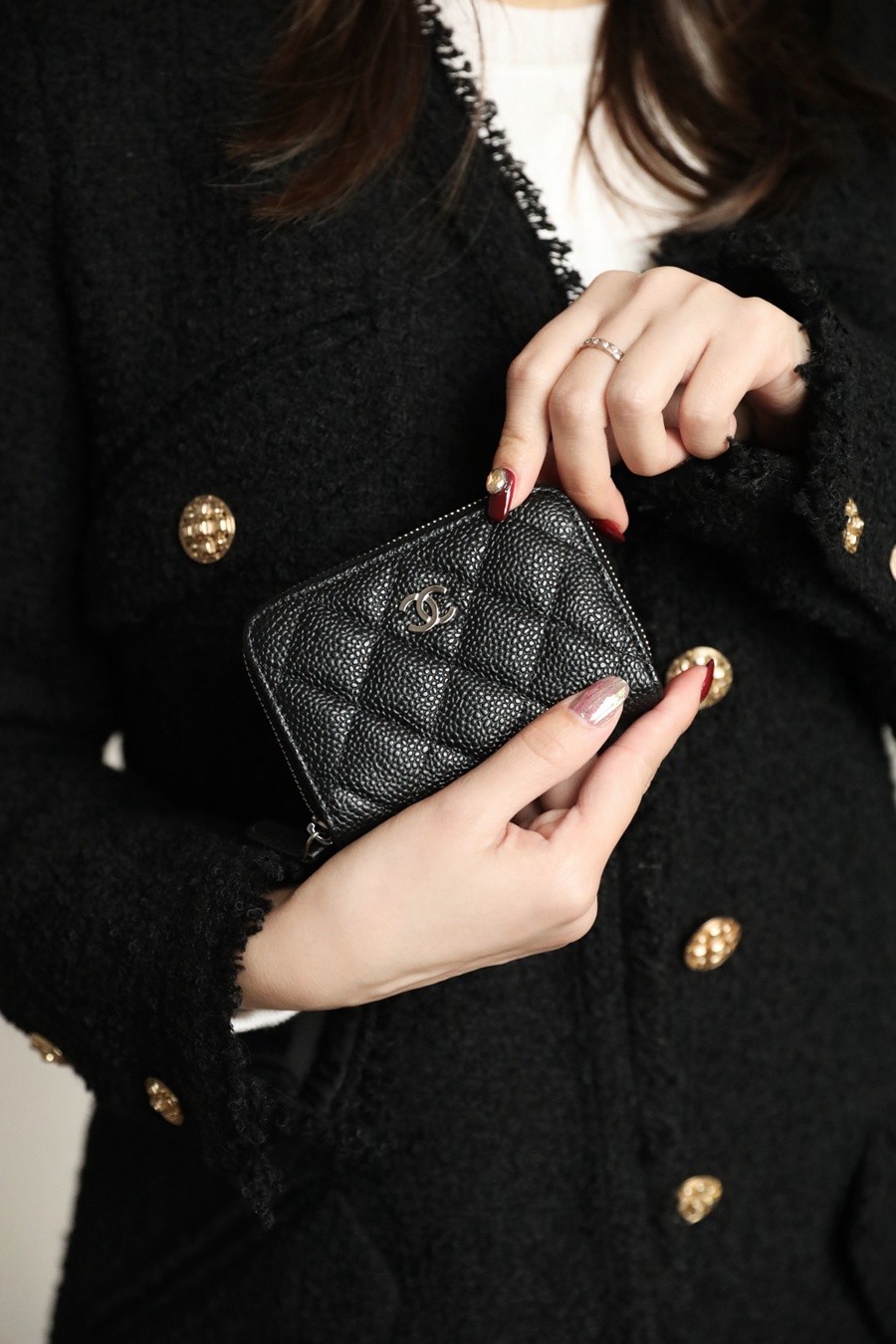 小香 Classic 經典拉鏈零錢包魚子醬黑銀_11