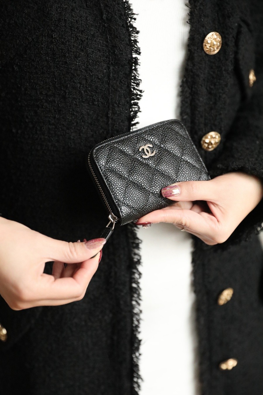 小香 Classic 經典拉鏈零錢包魚子醬黑銀_12