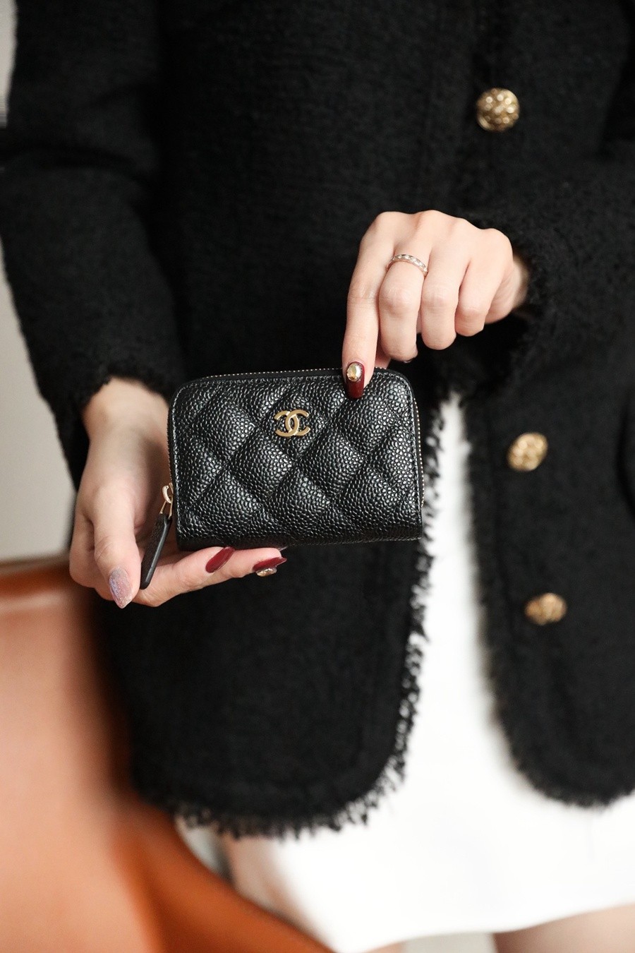 小香 Classic 經典拉鏈零錢包 魚子醬 黑金_10