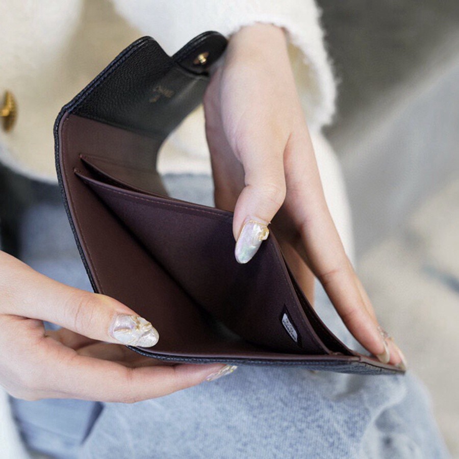 「Classic Flap」經典三折短夾 牛皮黑金_7