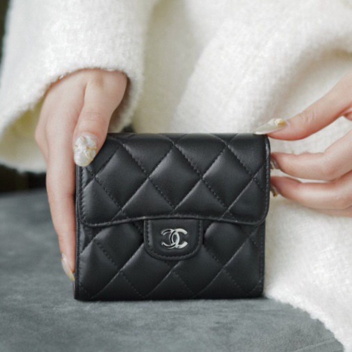 「Classic Flap」經典三折短夾 羊皮黑銀_1