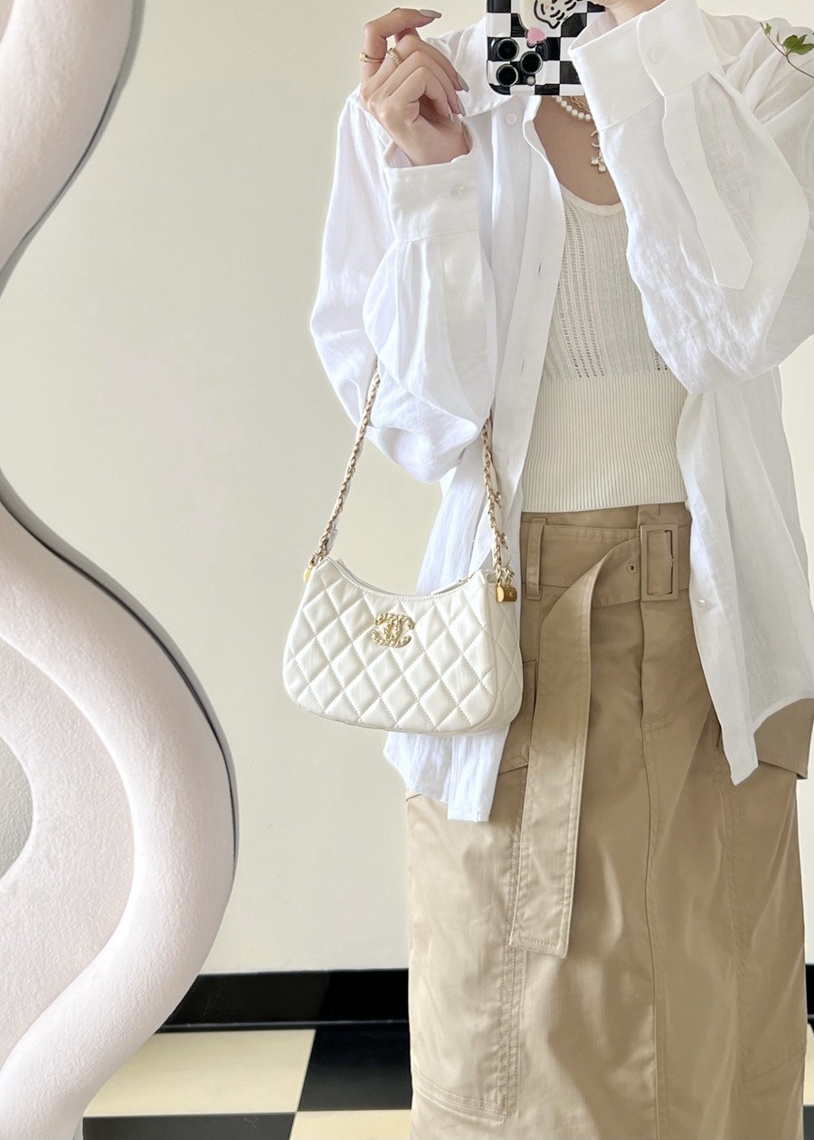 小香 23K秋冬 19系列腋下包白色大號_9