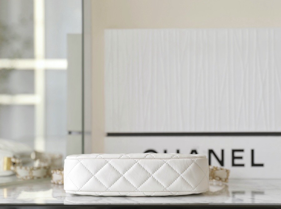 小香 23K秋冬 19系列腋下包白色大號_3