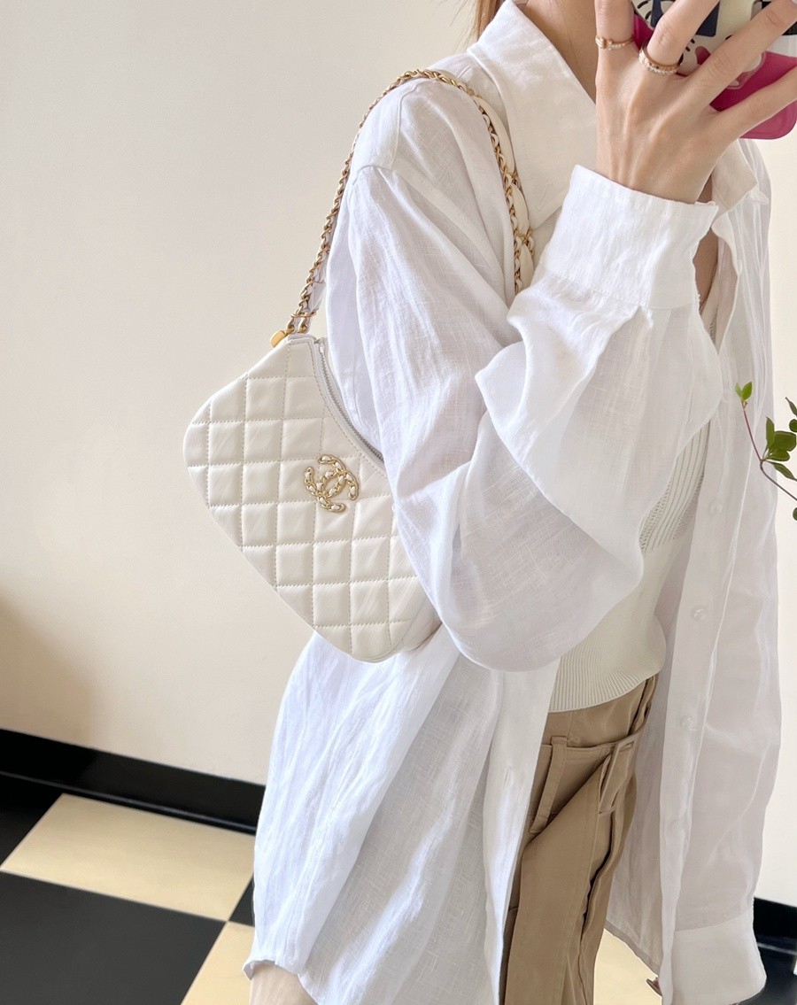 小香 23K秋冬 19系列腋下包白色大號_11