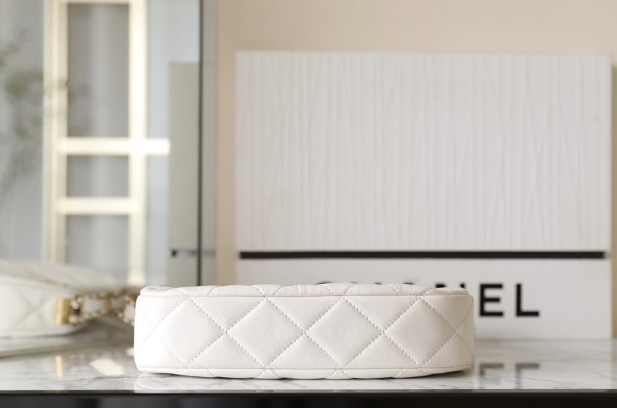 小香 23K秋冬 19系列腋下包白色小號_4