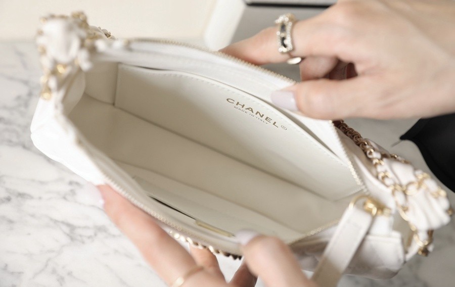 小香 23K秋冬 19系列腋下包白色小號_3