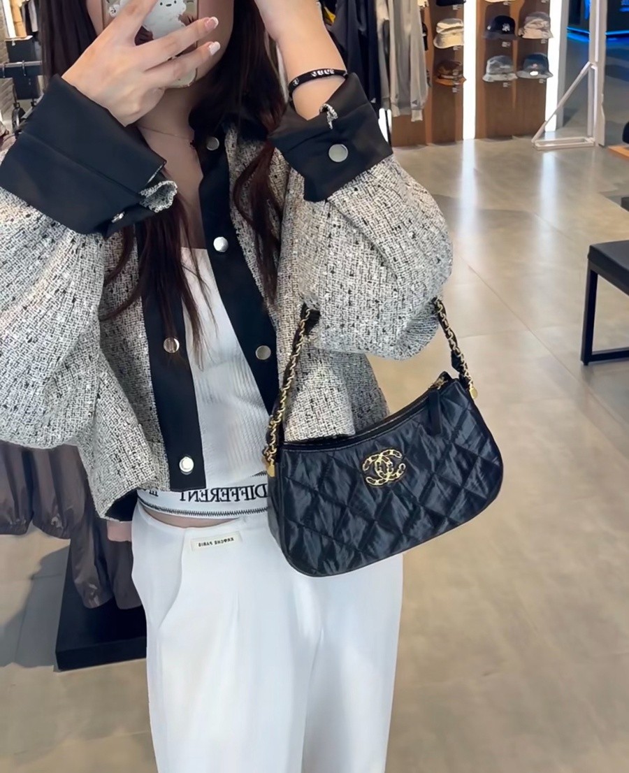 小香 23K秋冬 19系列腋下包 小號黑色_16