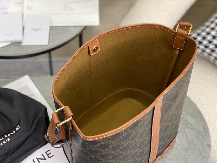 CELINE中號Triomphe水桶包_4