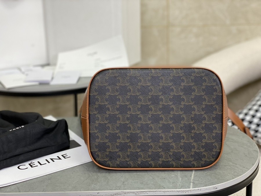 CELINE中號Triomphe水桶包_7